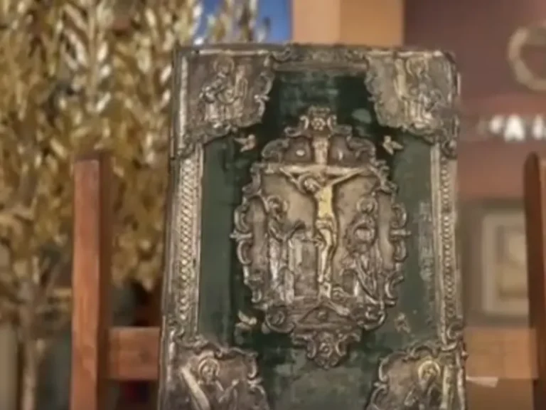 Σύλληψη γκαλερίστα: Το βίντεο με το ευαγγέλιο του 18ου αι. που τον έκαψε