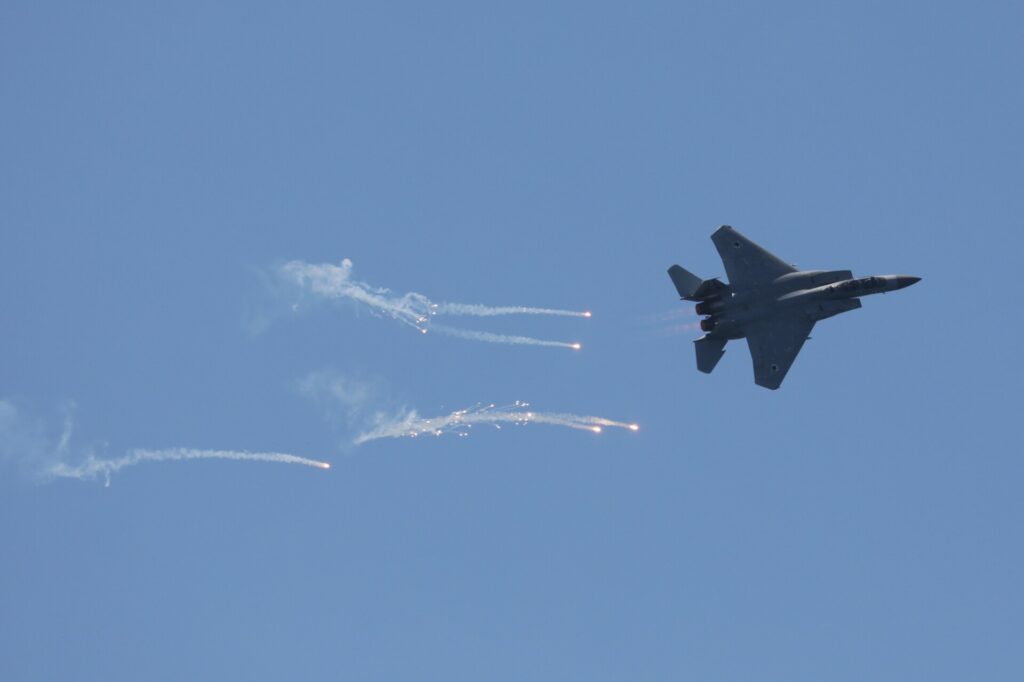 Συνετρίβη αμερικανικό αεροσκάφος F15 στο Κουβέιτ: Καρέ καρέ η πτώση του μαχητικού