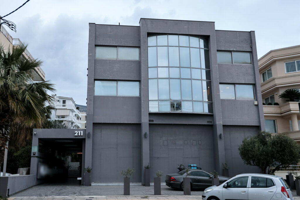 Συνελήφθη ο γκαλερίστας Γ. Τσαγκαράκης: Νέα έφοδος των αρχών στη γκαλερί του Γλυφάδα, κατασχέθηκαν δεκάδες έργα