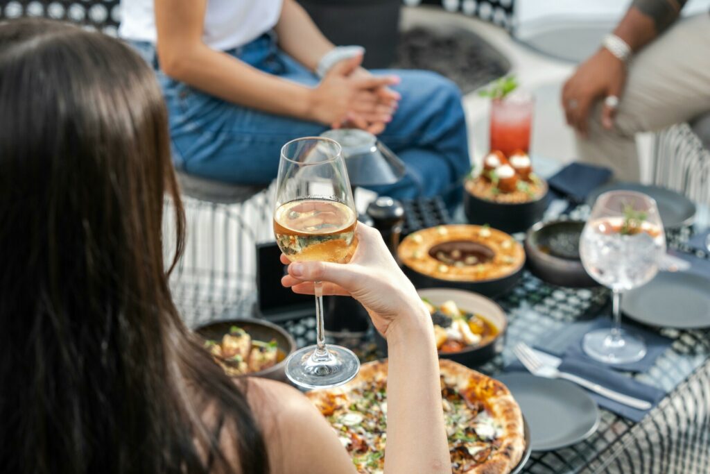 Εστίαση: Οι Έλληνες επιστρέφουν στις γειτονιές τους για να γλυτώσουν τα αλκοτέστ