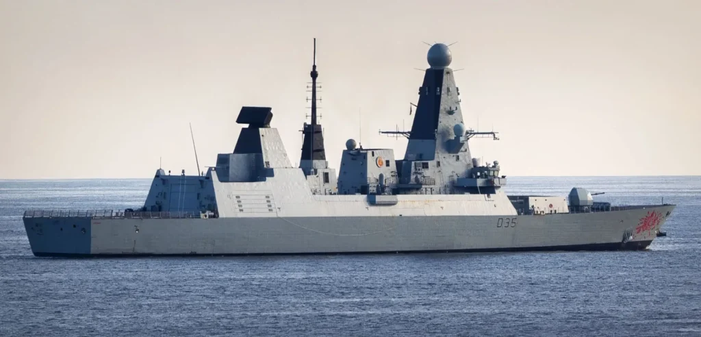 Το βρετανικό αντιτορπιλικό HMS Dragon έφτασε τελικά στην Κύπρο