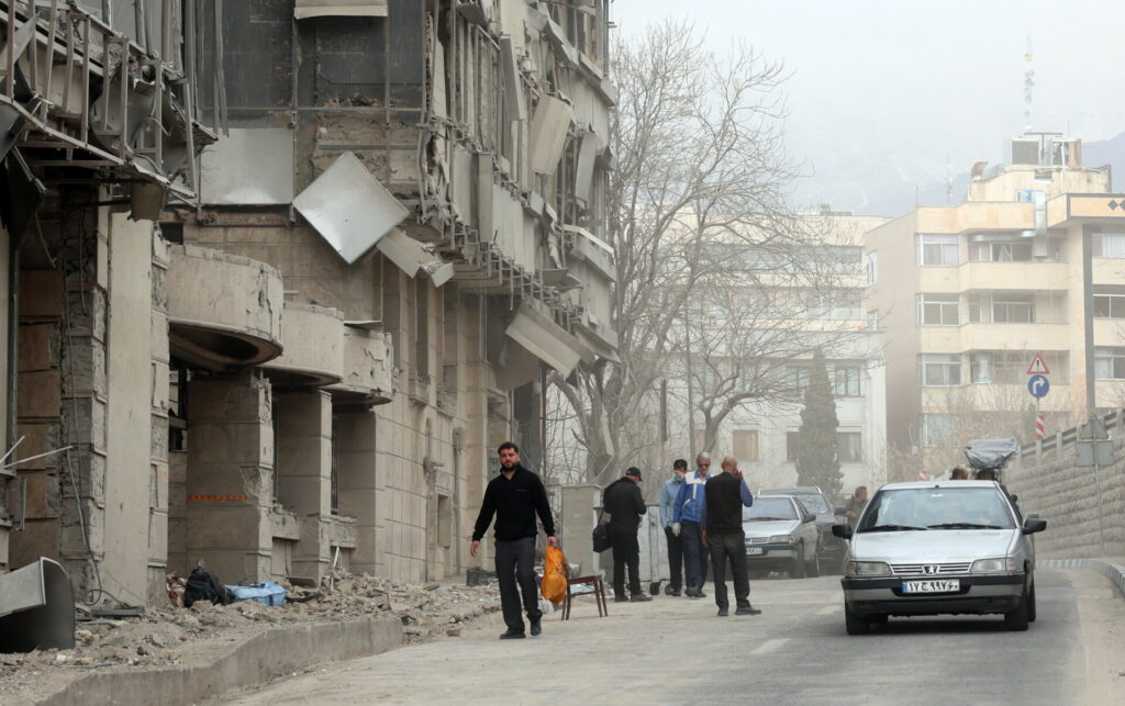 Κλιμακώνεται ο πόλεμος στη Μέση Ανατολή: Μπαράζ βομβαρδισμών από Ισραήλ και ΗΠΑ σε Ιράν και Λίβανο, νέες ιρανικές επιθέσεις σε ΗΑΕ, Κατάρ και άλλα αραβικά κράτη