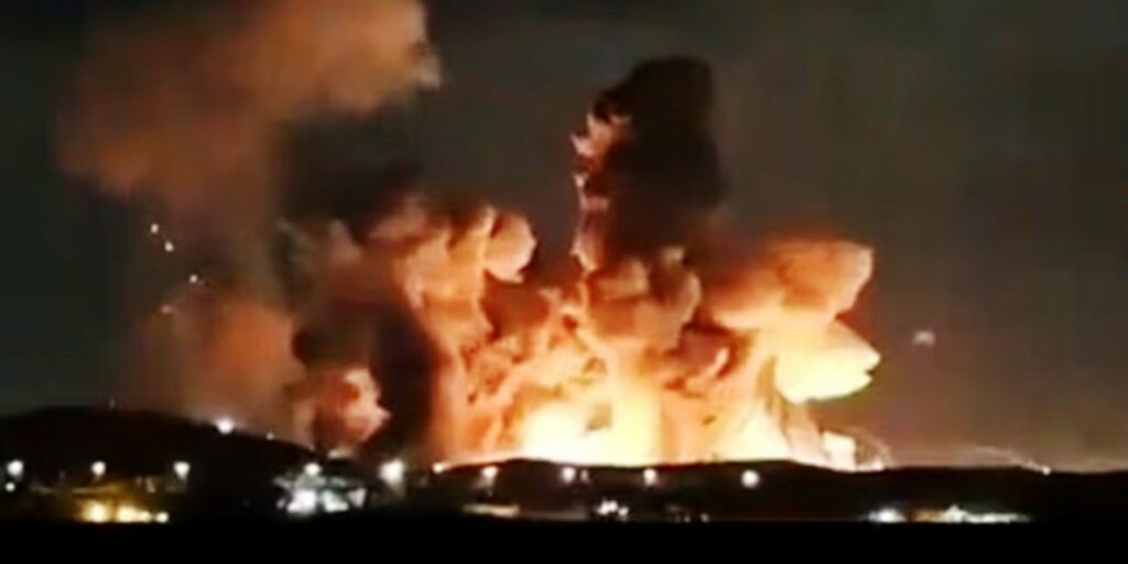 Ιρανική επίθεση σε γιγάντιο πετρελαιοφόρο, αμερικανοϊσραηλινά πλήγματα σε χώρο λατρείας και αποθήκη πυρομαχικών