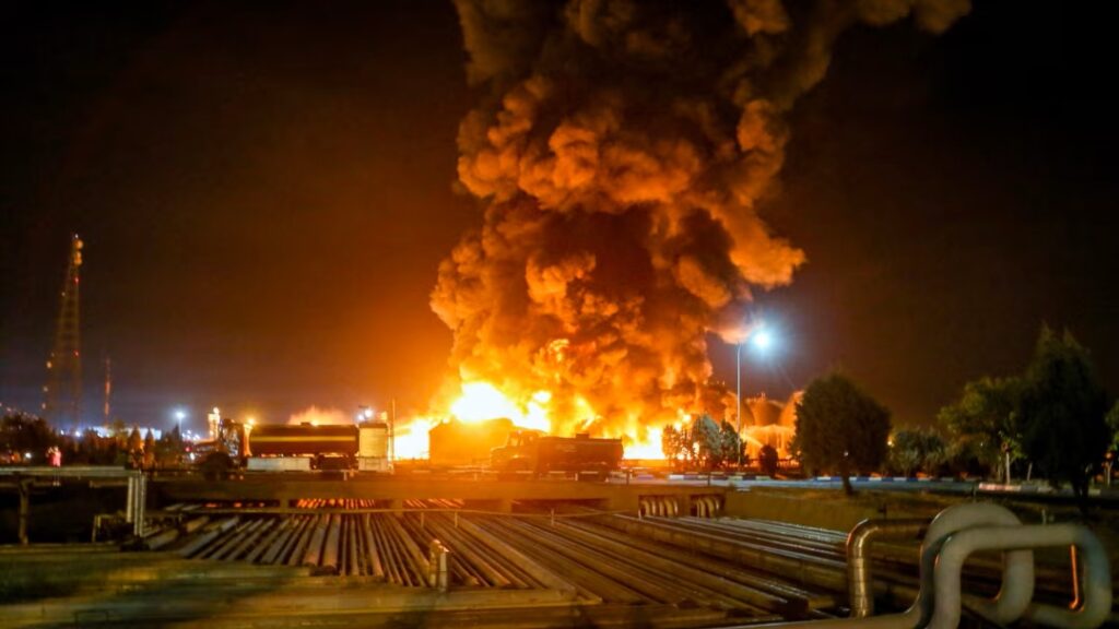 Η “μαύρη βροχή” στο Ιράν απειλεί υγεία και τρόφιμα στη Δύση