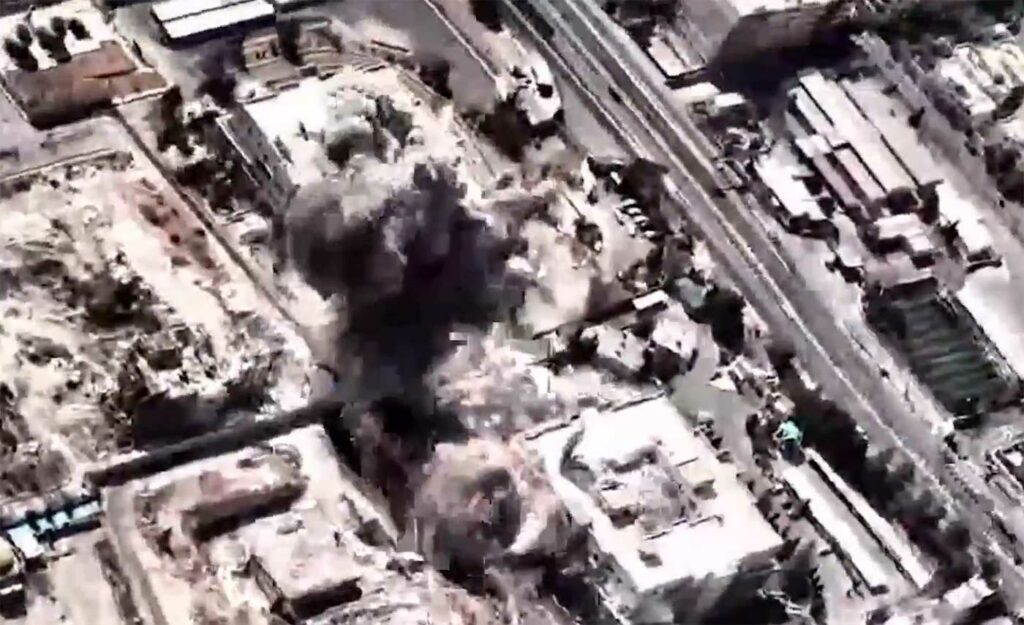 Η στιγμή που το Ισραήλ διαλύει την κατοικία Χαμενεΐ