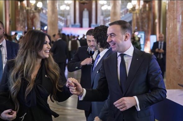 Η Κίμπερλι και ο Ρουμάνος της Ενέργειας