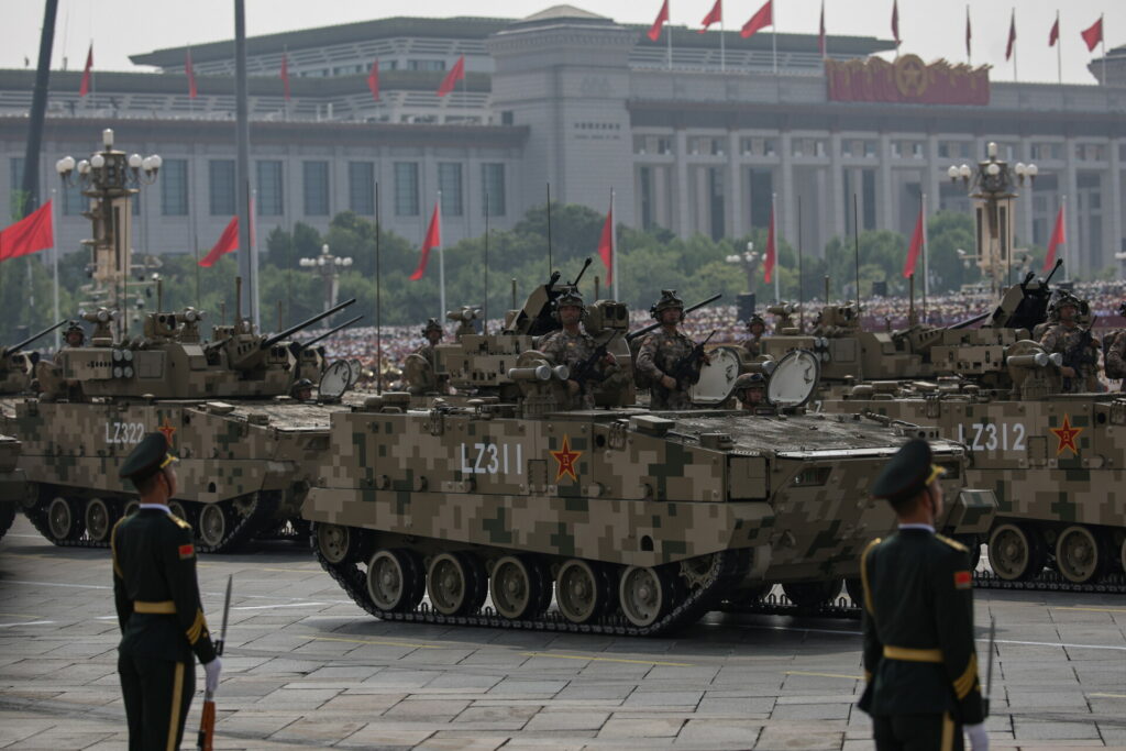 Η Κίνα επενδύει σε εξοπλισμούς και τεχνολογία για να αντιμετωπίσει τους κινδύνους από ΗΠΑ