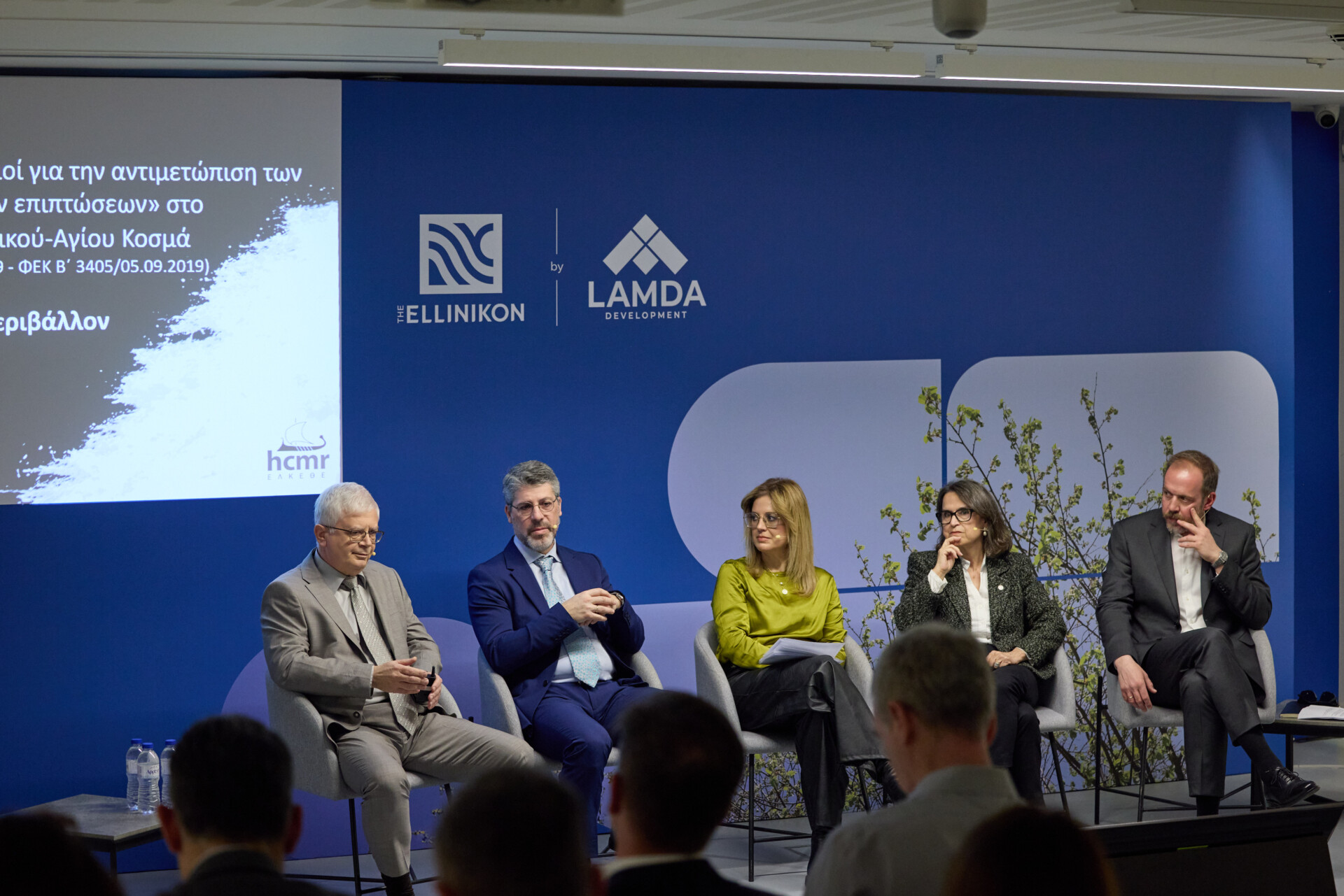Από την επίσημη ανακοίνωση των νέων πρωτοβουλιών της LAMDA. Από αριστερά: Δρ. Βασίλης Καψιμάλης, Δ/ντης Ινστιτούτου Ωκεανογραφίας ΕΛ.ΚΕ.Θ.Ε, Δρ. Βαγγέλης Γερασόπουλος, Δ/ντης του Ινστιτούτου Ερευνών Περιβάλλοντος και Βιώσιμης Ανάπτυξης του Εθνικού Αστεροσκοπείου Αθηνών, Σίσσυ Ηλιοπούλου, Chief Marketing & Communications Officer, LAMDA, Δρ Μαρία Παπαφωτίου, Δ/ντρια Εργαστηρίου Ανθοκομίας & Αρχιτεκτονικής Τοπίου, του Γεωπονικού Πανεπιστημίου Αθηνών, Αντώνης Καναβάκης, Υπεύθυνος της LAMDA για την περιβαλλοντική διαχείριση και παρακολούθηση του The Ellinikon © Lamda Development