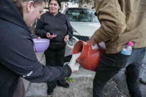Μεγάλη ένταση στη Λέσβο, οι κτηνοτρόφοι πολιόρκησαν την Περιφέρεια ζητώντας μέτρα στήριξης