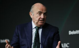 Ντε Γκίντος: Το Ιράν ανεβάζει το ρίσκο, σε εγρήγορση η ΕΚΤ για τα επιτόκια