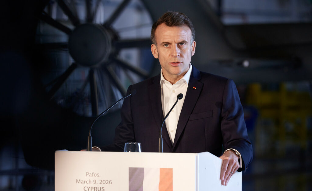 Η επιμονή Μακρόν, το κάζο με τα τουρκικά συστήματα αεράμυνας, το πλαφόν σε καύσιμα – σούπερ μάρκετ και η εφιαλτική (για την αντιπολίτευση) προσθήκη Τσίπρα – Καρυστιανού