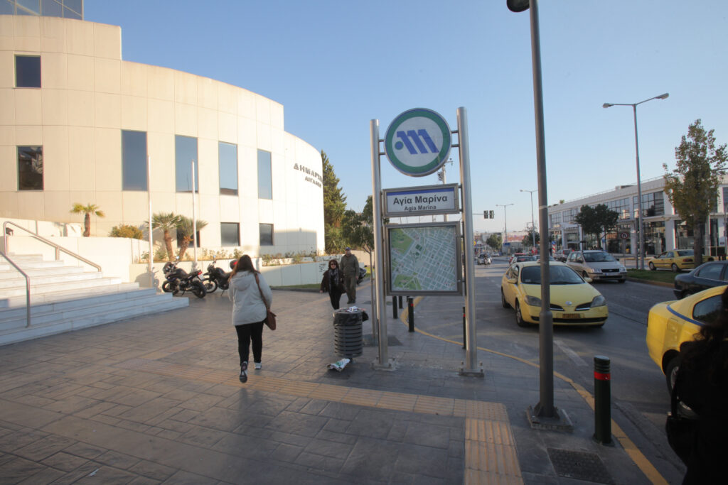 Μετρό: Απείλησαν με όπλο επιβάτη για να αρπάξουν αλυσίδα