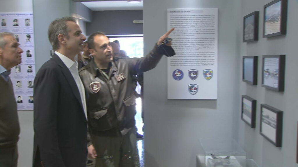 Μητσοτάκης από το Κέντρο Αεροπορικών επιχειρήσεων στη Λάρισα: Οι Ελληνίδες και οι Έλληνες μπορούν να εμπιστεύονται τις Ένοπλες Δυνάμεις