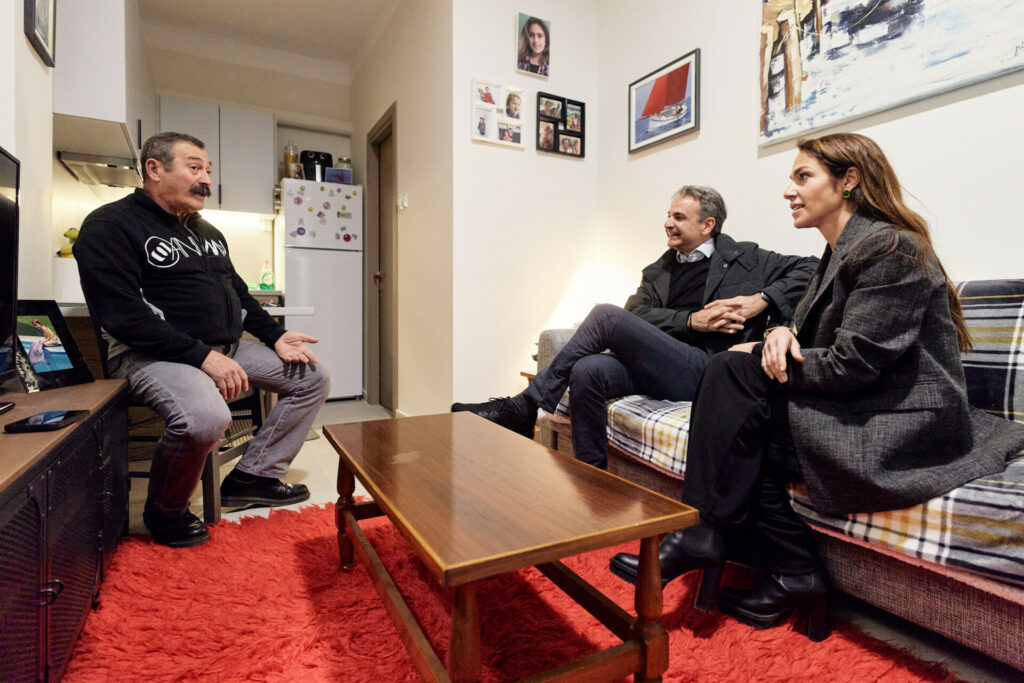 Επίσκεψη Μητσοτάκη σε ωφελούμενο κοινωνικής κατοικίας: “Όλοι αξίζουν μια δεύτερη ευκαιρία”
