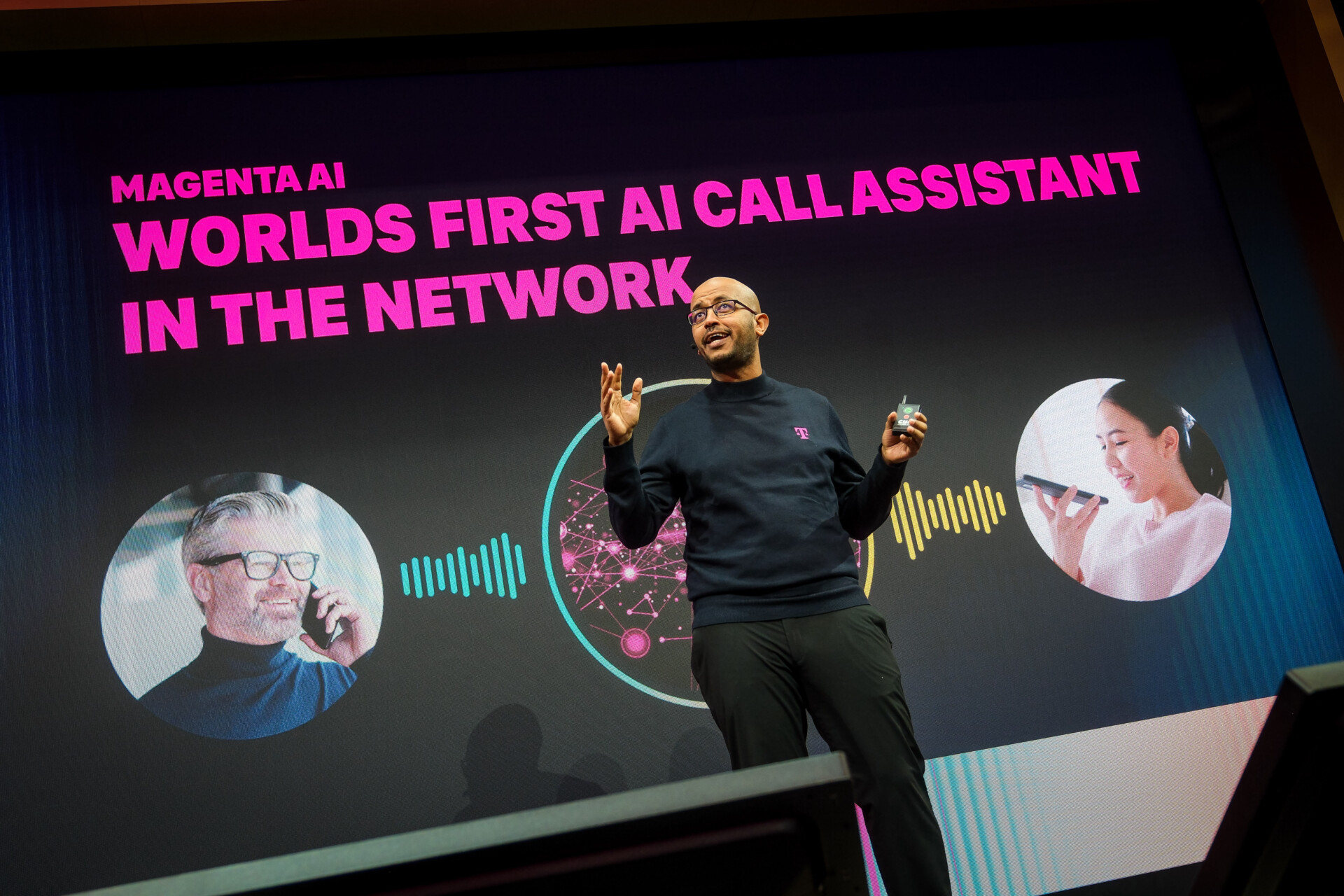 O Abdu Mudesir, Board Member for Product & Technology της TELEKOM κατά τη διάρκεια της παρουσίασης του Magenta AI Call Assistant.