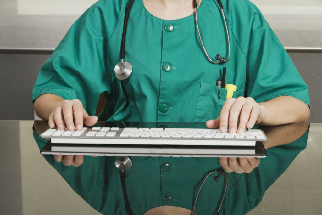 Πρόσληψη 1.500 ανέργων στην υγεία, από 57 ετών και άνω