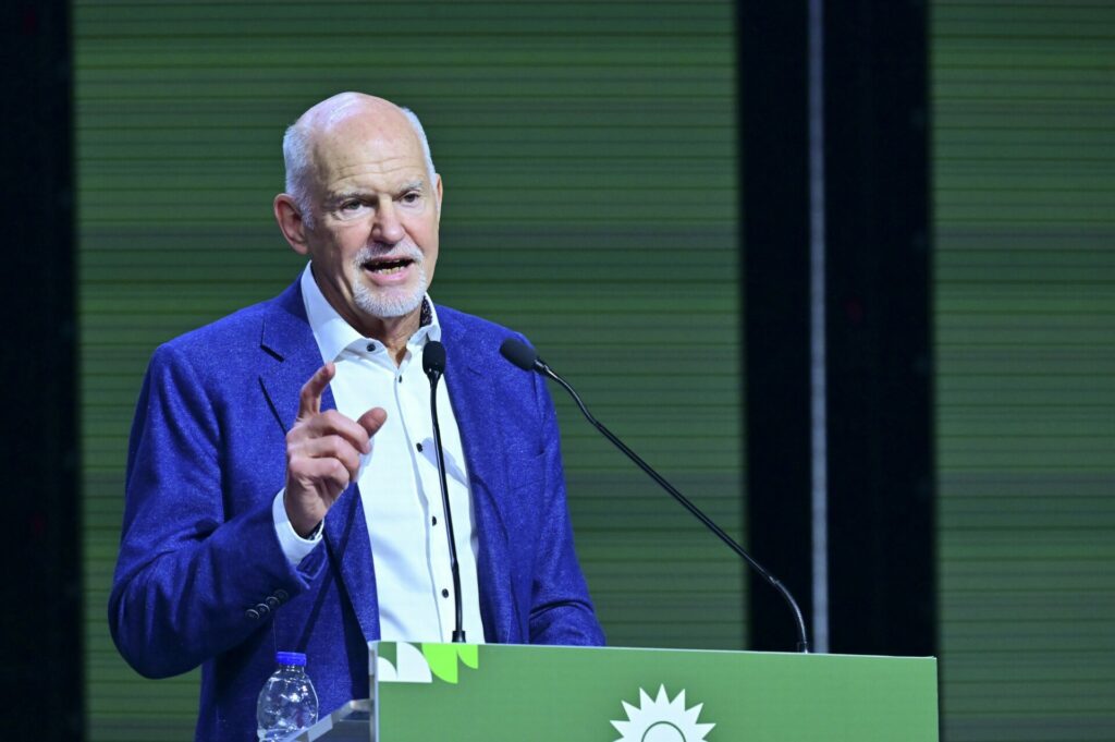 Συνέδριο ΠΑΣΟΚ: Συγκίνηση, χειραψίες με νόημα και μηνύματα