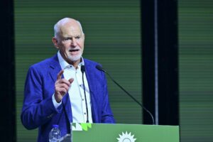 Συνέδριο ΠΑΣΟΚ: Συγκίνηση, χειραψίες με νόημα και μηνύματα