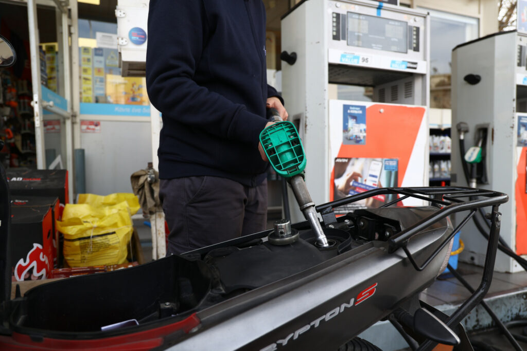 Fuel Pass 2026: Πότε ανοίγει η πλατφόρμα στο gov.gr, τι ισχύει για τις δωρεάν μετακινήσεις με ταξί και ΜΜΜ