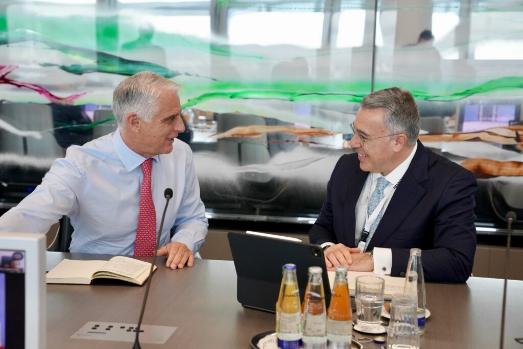 Σε ποιους τομείς ξεκλειδώνουν συνέργειες οι Alpha Bank και UniCredit, οι στόχοι της Πειραιώς για τα δάνεια και τα μηνύματα του Τσακίρη της ΕΤΕπ για το στεγαστικό πρόβλημα στην Ευρώπη