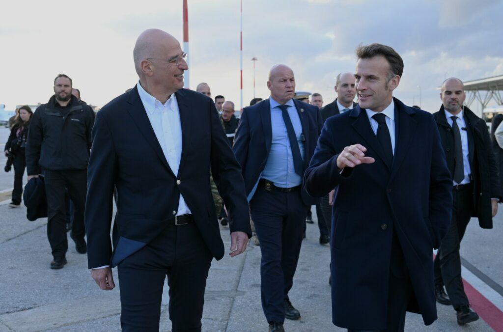 Στη Σούδα ο Μακρόν, η ανάρτηση στα ελληνικά