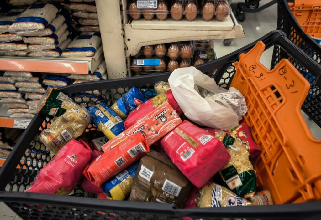 Νέο καταναλωτικό μοντέλο λόγω ακρίβειας: Στροφή στις προσφορές, στα απαραίτητα και τις μεγάλες αλυσίδες