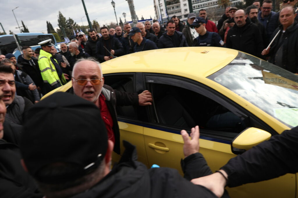 Απεργοί επιτέθηκαν σε οδηγό ταξί που δούλευε στο Σύνταγμα