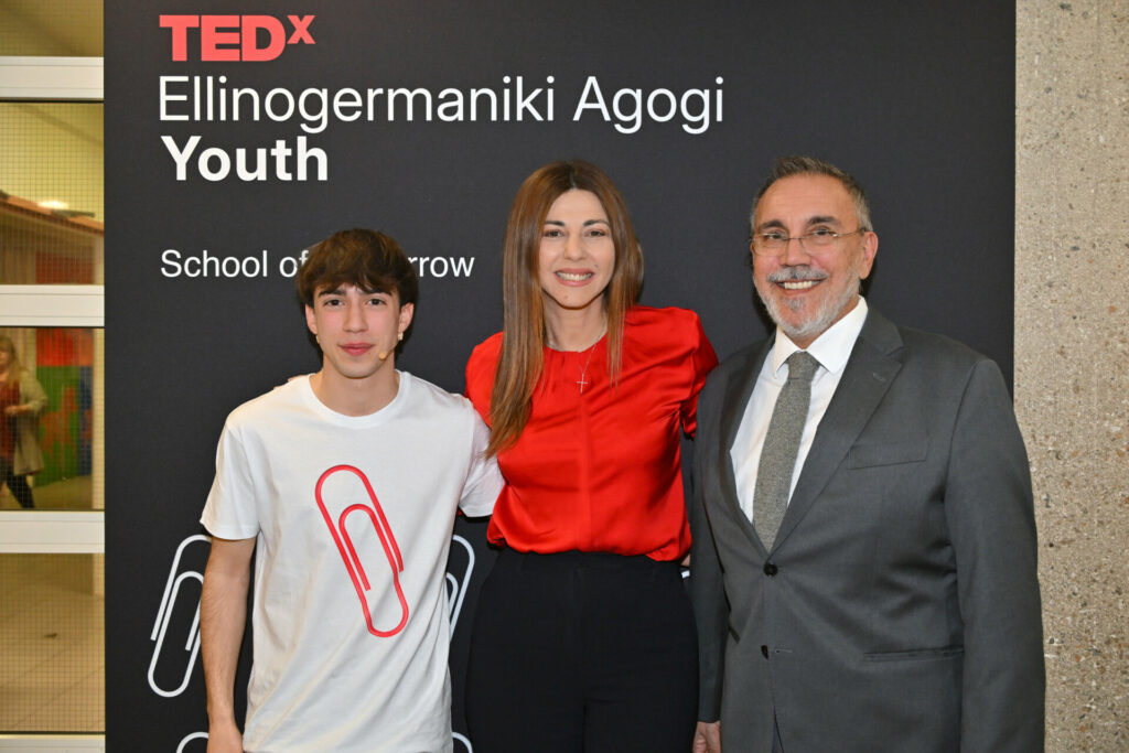 H κα Ζαχαράκη με τον κ. Σάββα, γενικό διευθυντή της Ελληνογερμανικής Αγωγής, και τον μαθητή της Β΄ Λυκείου και διοργανωτή του πρώτου μαθητικού TEDxEllinogermaniki Agogi Youth - School of Tomorrow, Ψάλτη Εμμανουήλ