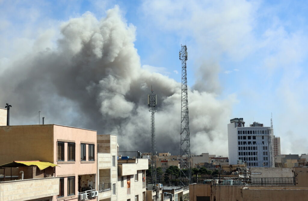 Μπαράζ βομβαρδισμών στο Ιράν, νέα αντίποινα από την Τεχεράνη – Η απειλή Τραμπ και η επόμενη ημέρα (Όλες οι εξελίξεις)