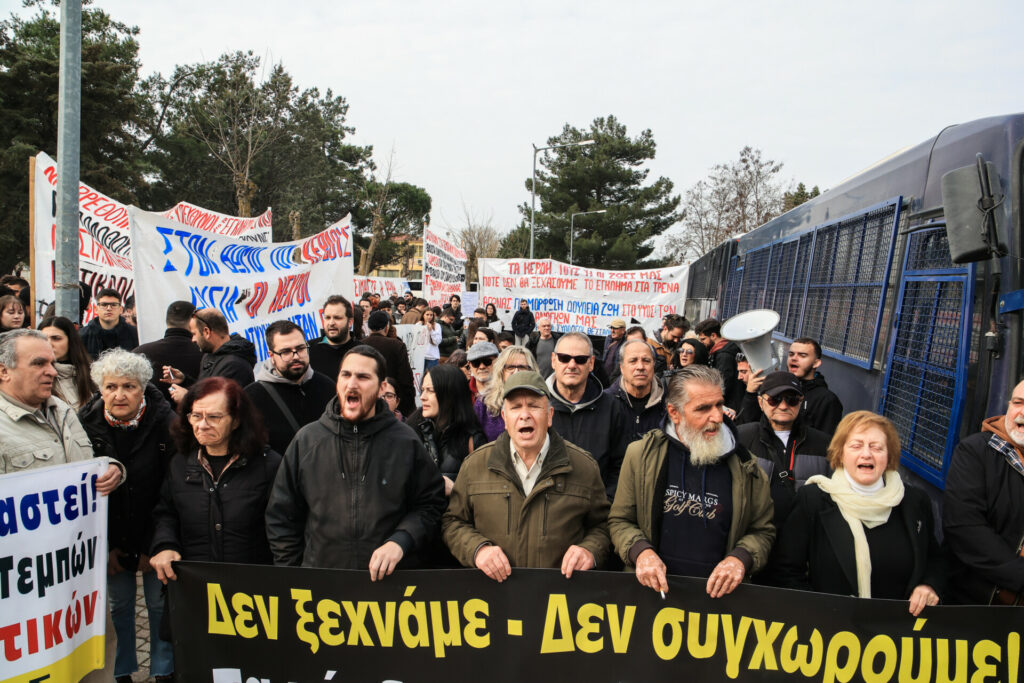 Τέμπη: Διεκόπη για την 1η Απριλίου η δίκη μετά από εντάσεις