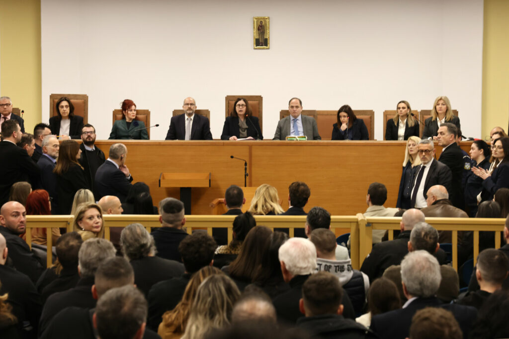 Τέμπη: Χάος στην πρεμιέρα της πολύκροτης δίκης, απειλές δικηγόρων για αποχή