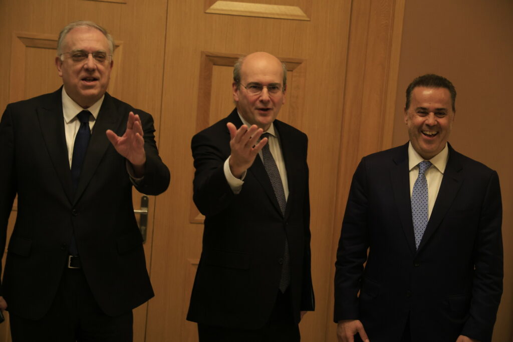 LIVE οι ανακοινώσεις για το πλαφόν σε καύσιμα και προϊόντα σούπερ μάρκετ