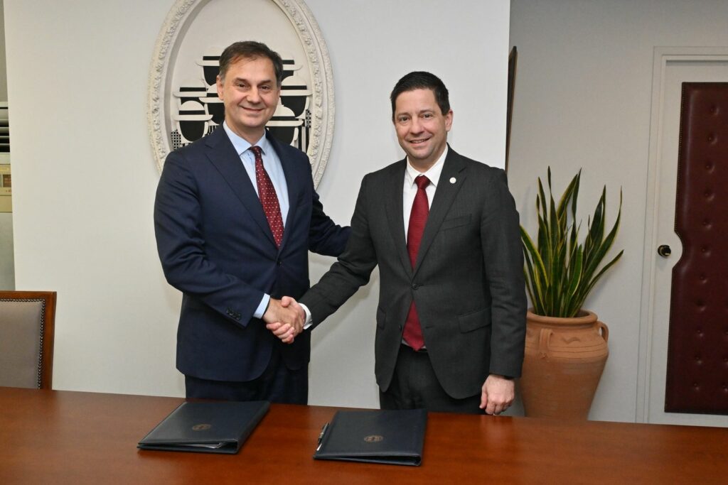 Πανεπιστήμιο Αθηνών και υπουργείο Εξωτερικών ενώνουν δυνάμεις για την ενίσχυση της εξωστρέφειας της ελληνικής οικονομίας