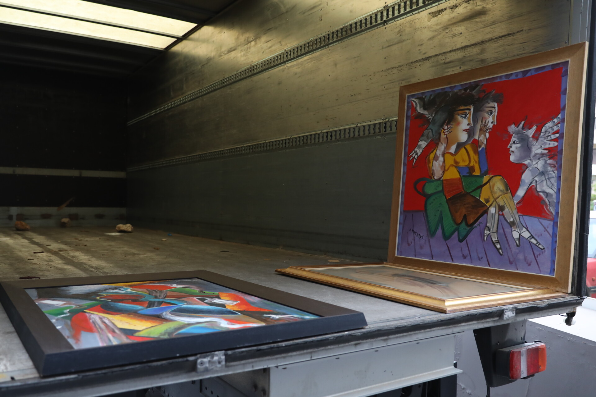 Επιχείρηση της αστυνομίας στη γκαλερί του γνωστού γκαλερίστα Γ. Τσαγκαράκη στη Γλυφάδα © EUROKINISSI