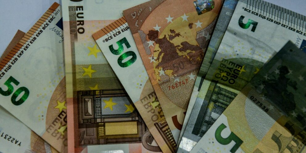 Μισθοί: Ποιες γυναίκες και πώς θα λάβουν μέση αύξηση 13% από το 2027