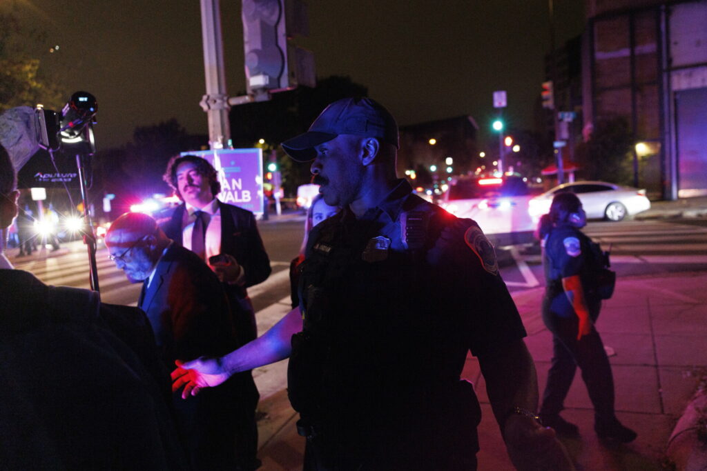 Πυρά στο δείπνο των ανταποκριτών παρουσία Τραμπ: Οι αντιδράσεις των ξένων ηγετών