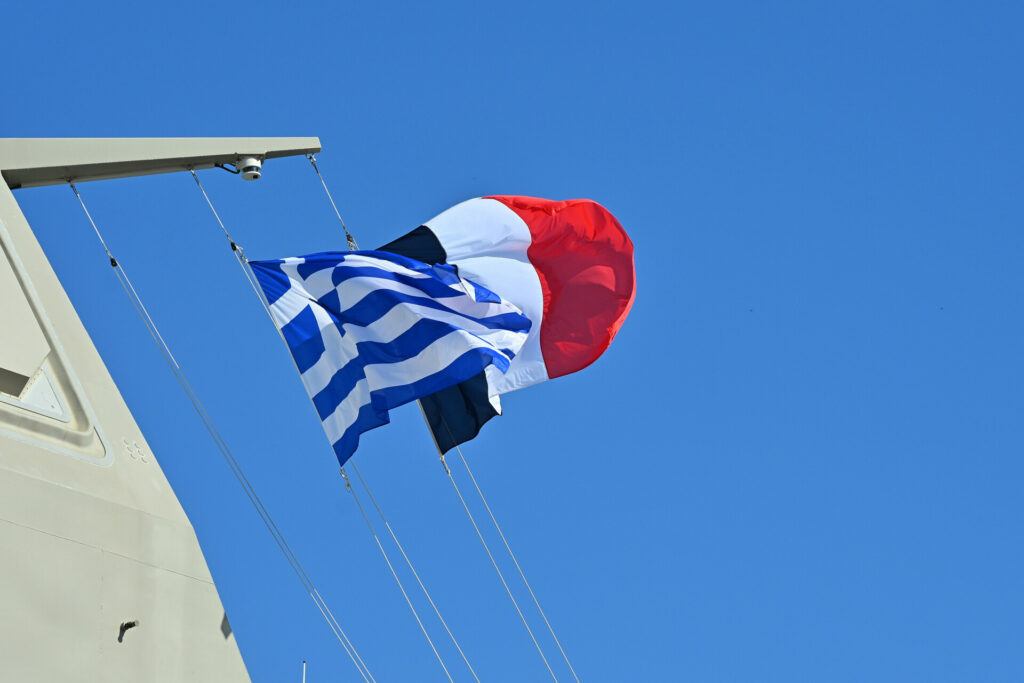 Μακρόν – Μητσοτάκης: Υψηλοί συμβολισμοί και μηνύματα στήριξης της Ελλάδας – Δείτε live