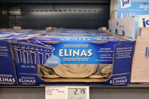 “Elinas” και “Παρθενώνας” στη συσκευασία: Η νέα μάχη για το ελληνικό γιαούρτι στα ευρωπαϊκά ράφια