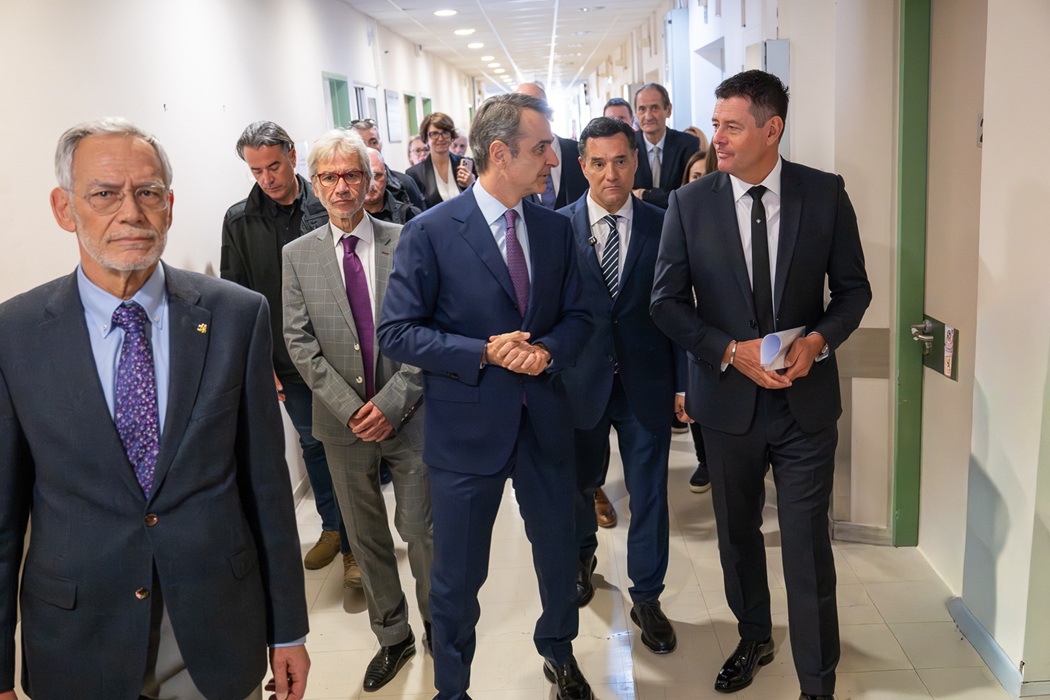 Ο Πρωθυπουργός, Κυριάκος Μητσοτάκης, και ο Ιδρυτής και Πρόεδρος της Allwyn, Karel Komarek, περιηγούνται στους χώρους του Αντικαρκινικού Νοσοκομείου «ΜΕΤΑΞΑ» και ενημερώνονται για τις παρεμβάσεις που θα πραγματοποιηθούν© Allwyn