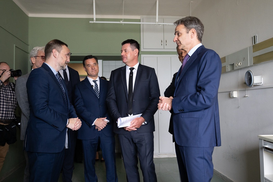  Ο Πρωθυπουργός, Κυριάκος Μητσοτάκης, και ο Ιδρυτής και Πρόεδρος της Allwyn, Karel Komarek, περιηγούνται στους χώρους του Αντικαρκινικού Νοσοκομείου «ΜΕΤΑΞΑ» και ενημερώνονται για τις παρεμβάσεις που θα πραγματοποιηθούν© Allwyn