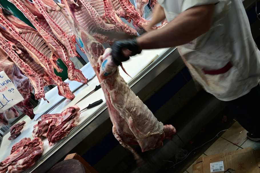 Πόσο πωλείται σήμερα Μεγάλη Πέμπτη αρνί και κατσίκι σε Βαρβάκειο και σούπερ μάρκετ