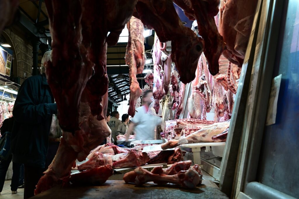 Πάσχα 2026: Έπιασαν τα 18-20 ευρώ οι τιμές για αρνί και κατσίκι, μείωση παραγγελιών 50%