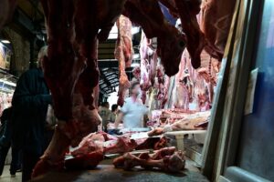 Πάσχα 2026: Έπιασαν τα 18-20 ευρώ οι τιμές για αρνί και κατσίκι, μείωση παραγγελιών 50%