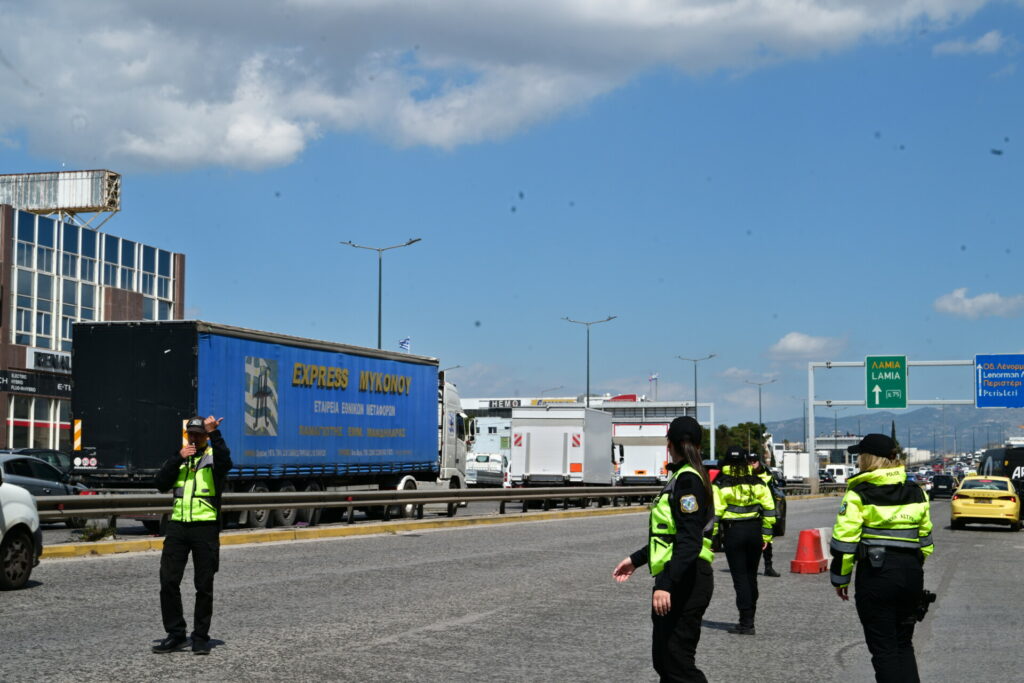 Σε εξέλιξη η έξοδος των εκδρομέων του Πάσχα – Αυξημένη η κίνηση στις εξόδους της Αττικής