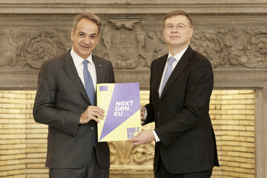 Συνάντηση Μητσοτάκη – Ντομπρόβσκις: Πρώτη φορά σταθερή μείωση του χρέους μας