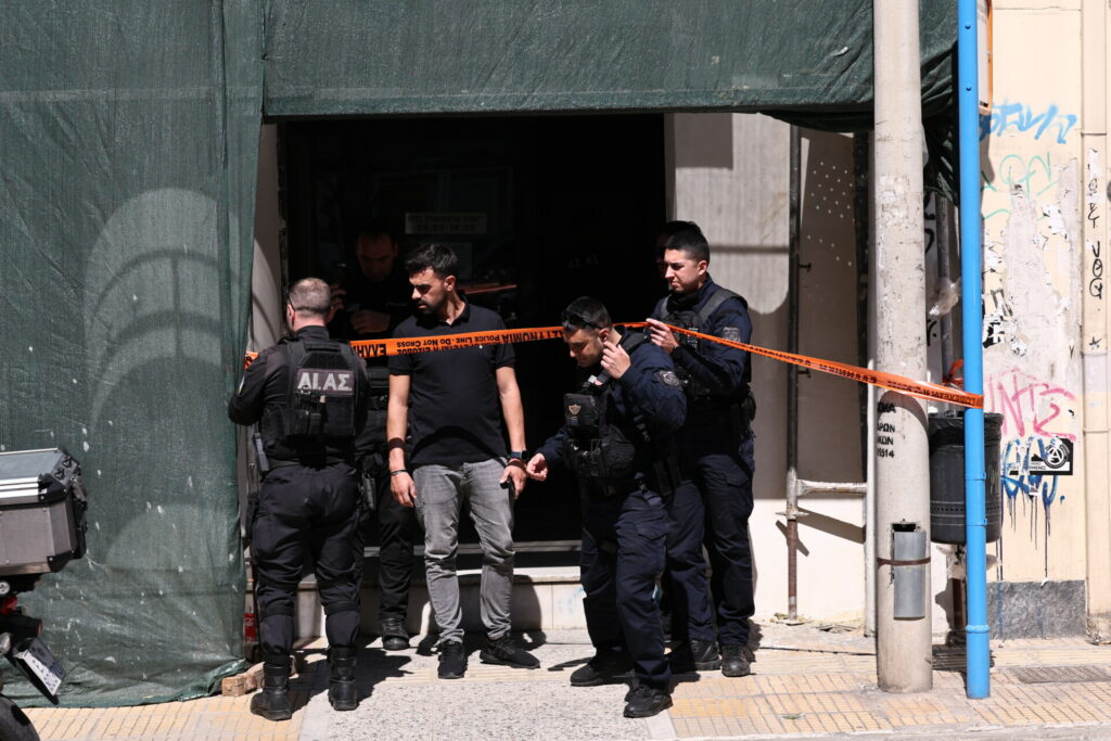 Ηλικιωμένος γάζωσε πολίτες σε Λουκάρεως και ΕΦΚΑ Κεραμεικού – 4 τραυματίες