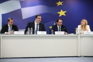 Τι κερδίζουν οικογένειες με παιδιά, αγρότες, συνταξιούχοι, ενοικιαστές και οφειλέτες από τα νέα μέτρα