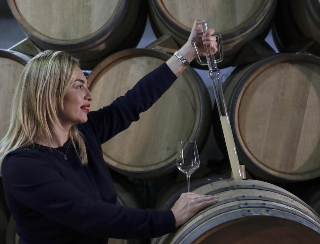 KALLOS: Καινοτομία με πατέντα στη ρετσίνα, από την οινολόγο Ελένη Κεχρή