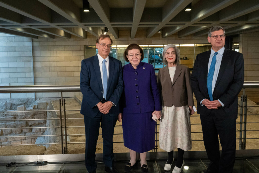 Εθνική Τράπεζα: Εγκαίνια για το εικαστικό έργο “Μετέωροι Βηματισμοί”