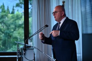 Γιατί ο Μπουζνά θέλει εισαγωγή ελληνικών ναυτιλιακών εταιρειών στο ΧΑ